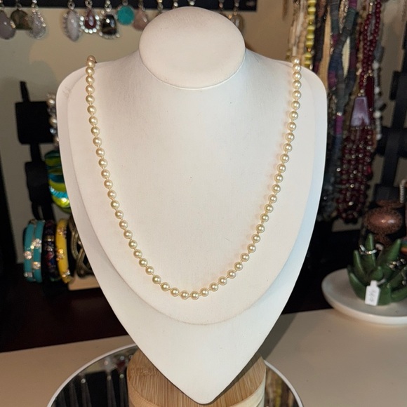 Marvella Jewelry - Marvella glass Pearl Necklace